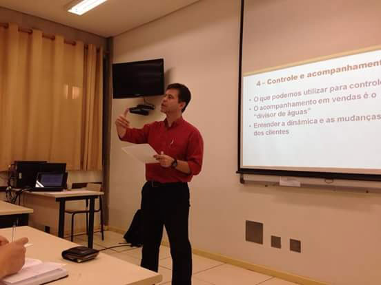Fernando Italiani em treinamento comercial