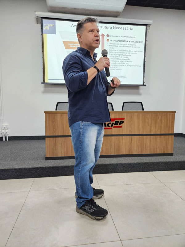 Fernando Italiani em treinamento comercial
